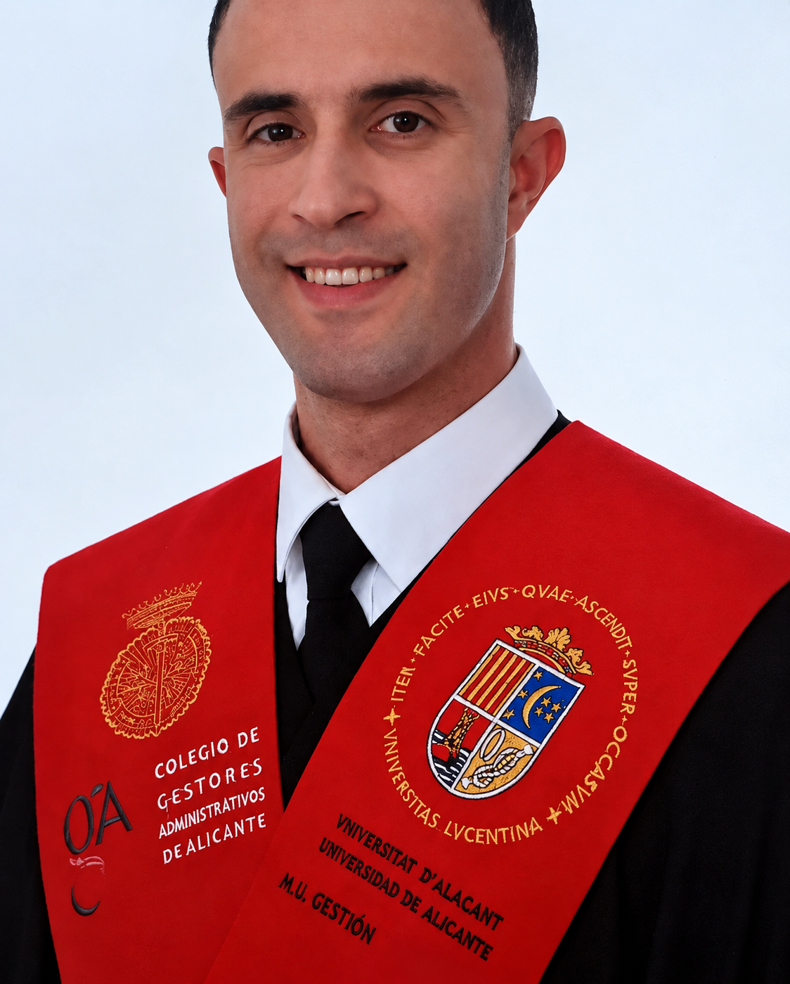 Marcus Sayeg em traje acadêmico solene durante formação na Espanha
